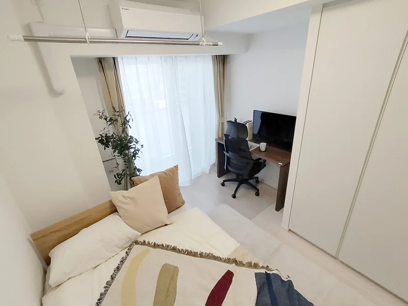 写真はお部屋のイメージです。ラグなどの室内装飾はございません。