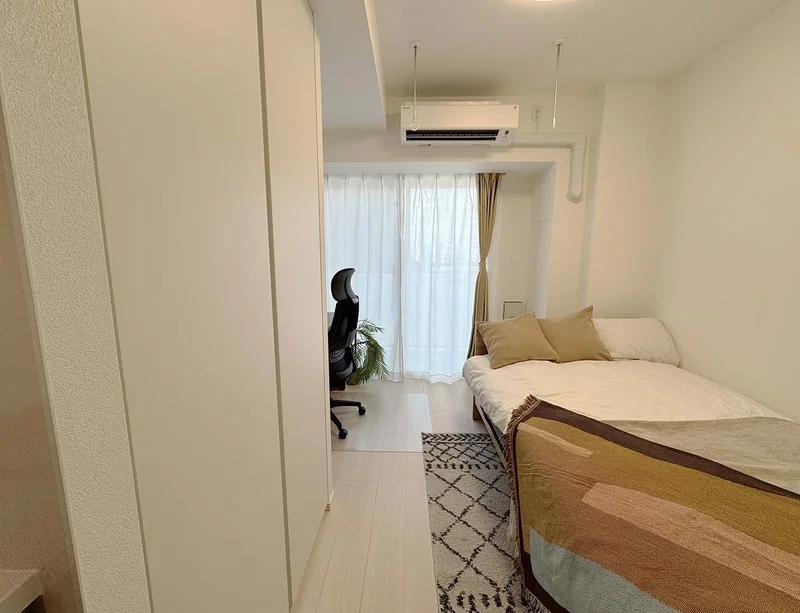 写真はお部屋のイメージです。ラグなどの室内装飾はございません。