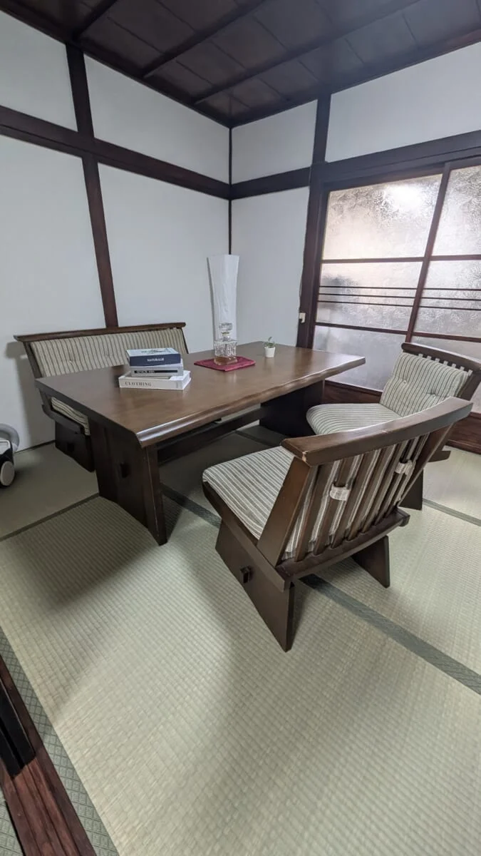 食卓を囲むのにぴったりなテーブル♪