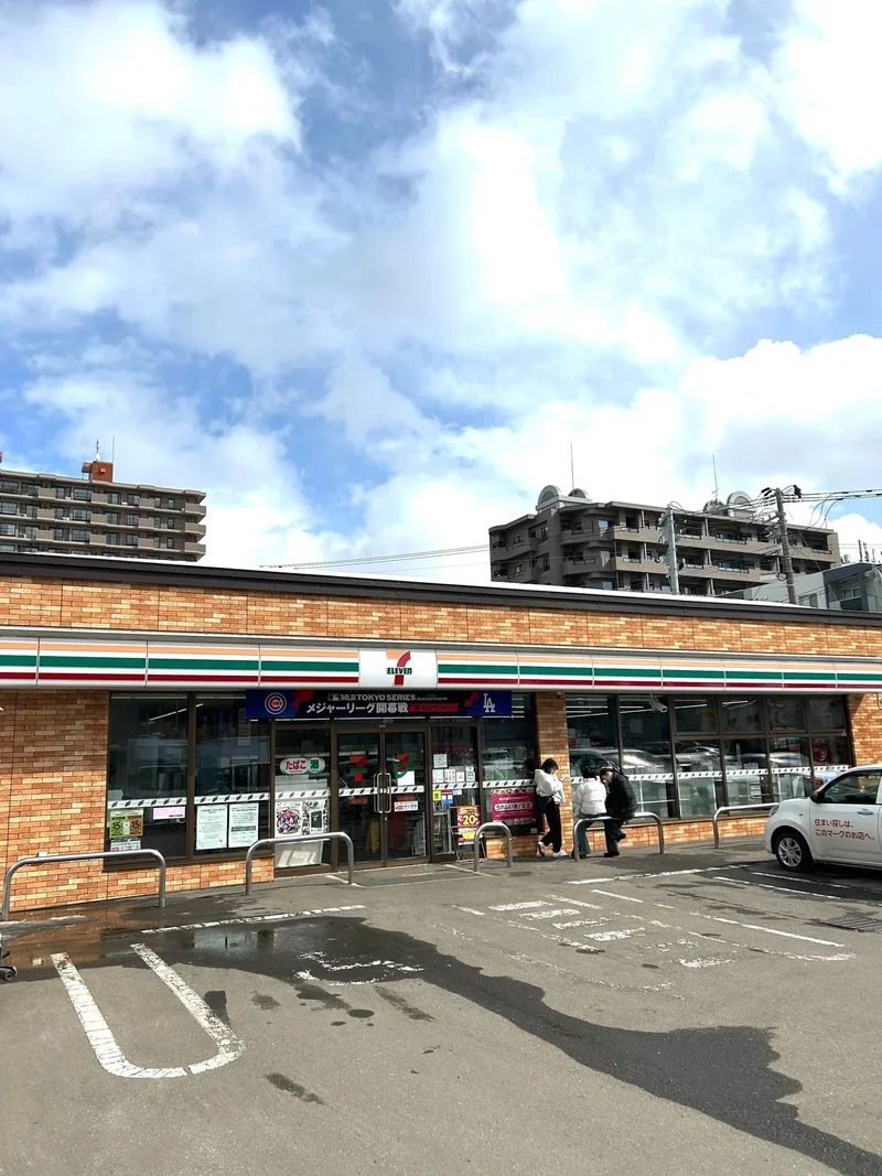 [コンビニ]セブン-イレブン　札幌北8条東5丁目店　徒歩3分