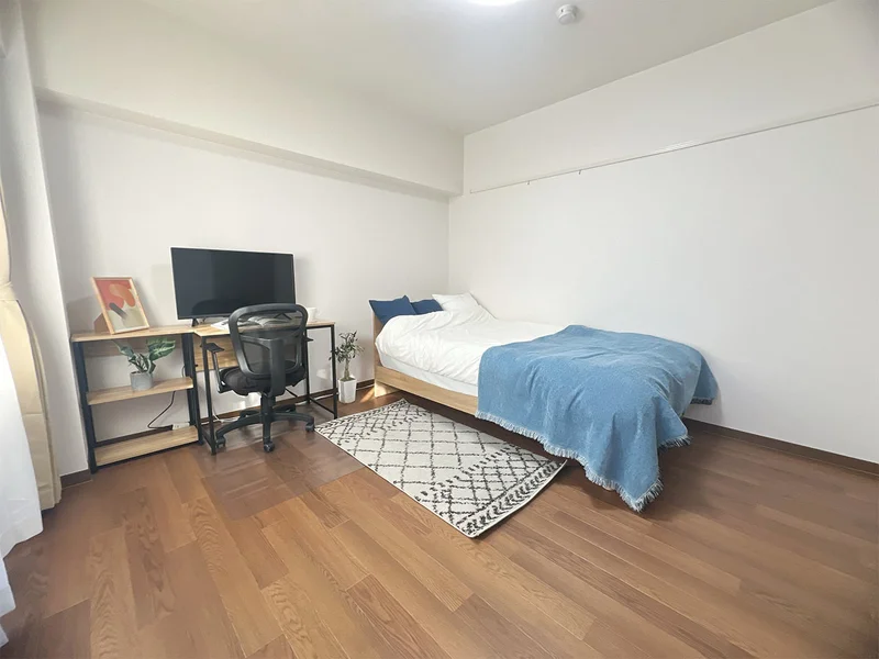 写真はお部屋のイメージです。ラグなどの室内装飾はございません。