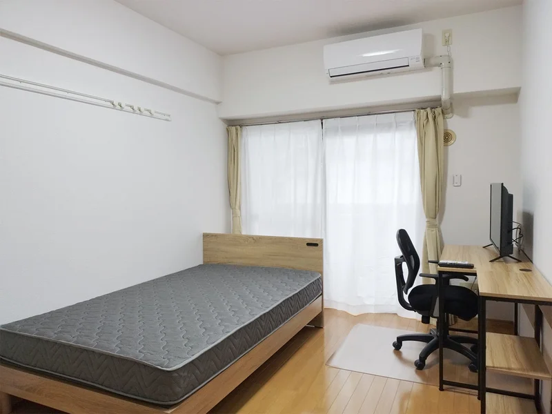 写真はお部屋のイメージです。ラグなどの室内装飾はございません。