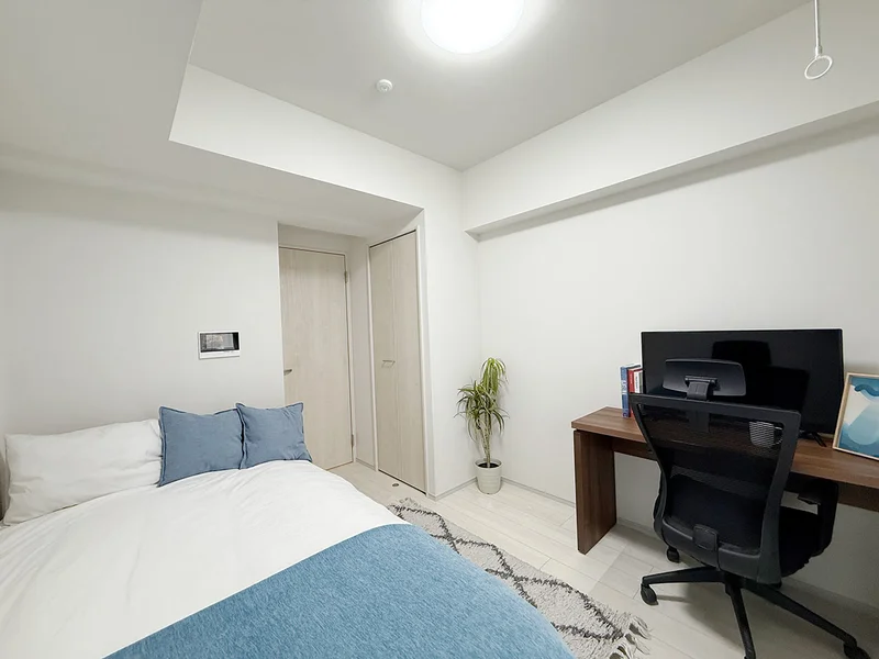 写真はお部屋のイメージです。ラグなどの室内装飾はございません。