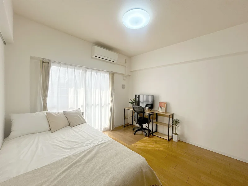 写真はお部屋のイメージです。ラグなどの室内装飾はございません。