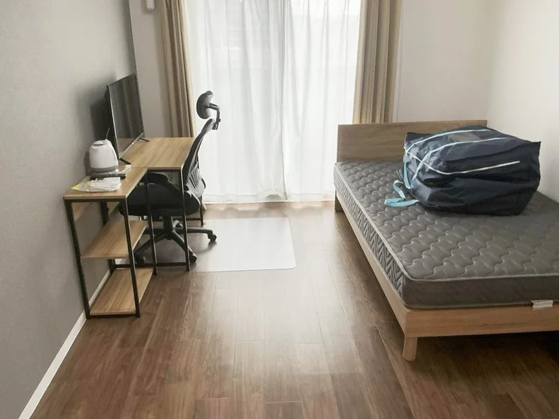 写真はお部屋のイメージです。ラグなどの室内装飾はございません。
