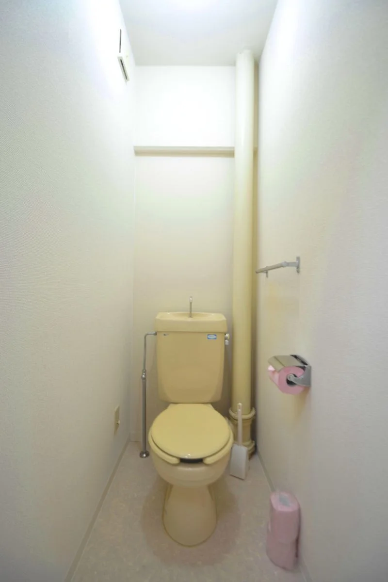 嬉しい風呂トイレ別設計で、トイレットペーパーも3ロールご用意しておりますので、短期から長期まで様々なお客様に安心してお使いいただけます。もちろん、トイレブラシもご用意しておりますので、いつでも清潔にご利用していただくことが出来ます。(*’ω’*)