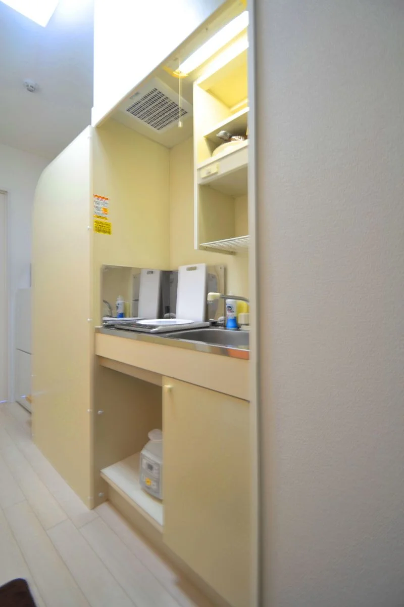 1口IHのシステムキッチンで、ちょっとした料理に最適です。IHなので、普段料理されない方にも安心してご利用いただけます。包丁やフライパン、まな板、鍋等の調理器具はもちろん、茶碗や汁椀、丼ぶり椀などの食器類やお箸、スプーン、フォークもご用意しております。食器用洗剤やスポンジも標準装備でご案内いたしますので、是非ご利用くださいませ。(*’ω’*)