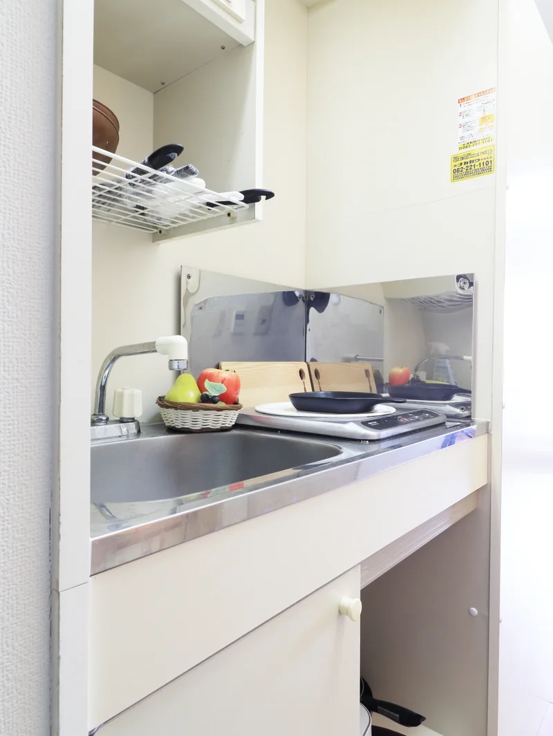1口IHのシステムキッチンで、ちょっとした料理に最適です。IHなので、普段料理されない方にも安心してご利用いただけます。包丁やフライパン、まな板、鍋等の調理器具はもちろん、茶碗や汁椀、丼ぶり椀などの食器類やお箸、スプーン、フォークもご用意しております。食器用洗剤やスポンジも標準装備でご案内いたしますので、是非ご利用くださいませ。(*’ω’*)