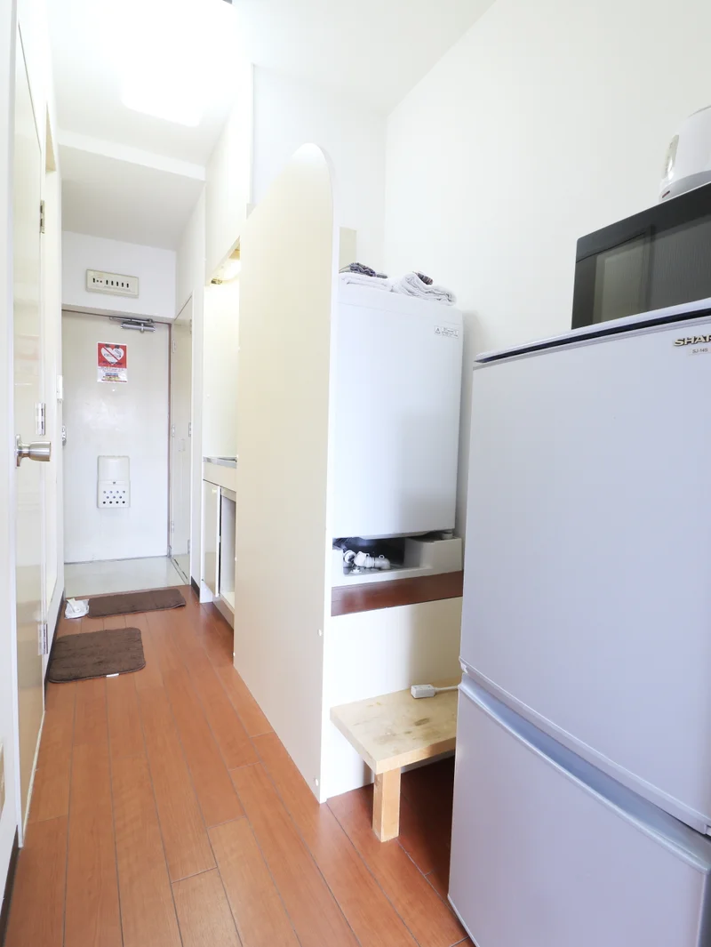 玄関　洗濯機や冷蔵庫・電子レンジなど一人暮らしに必要な家具家電がそろっていて長期滞在でも安心です。