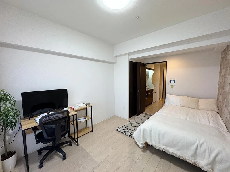 写真はお部屋のイメージです。ラグなどの室内装飾はございません。