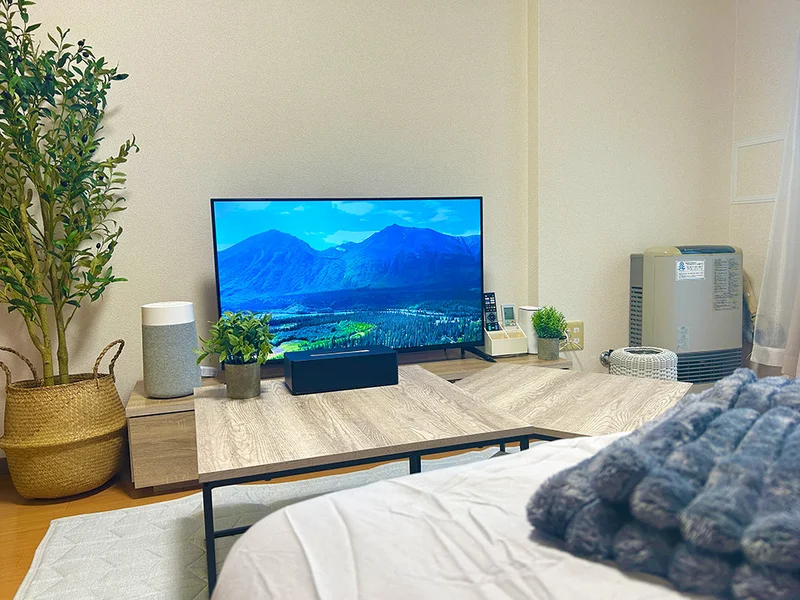 ベッドで横になりながらテレビを…