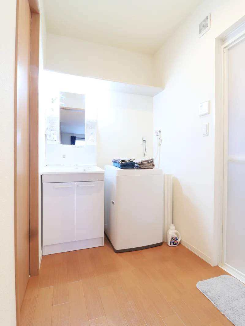 忙しい朝でも余裕をもって身だしなみが整えることができる独立洗面台！室内洗濯機なので天気が悪い日でも洗濯することができます。また、洗濯洗剤もご用意しておりますので、入居即日に洗濯可能です♪
