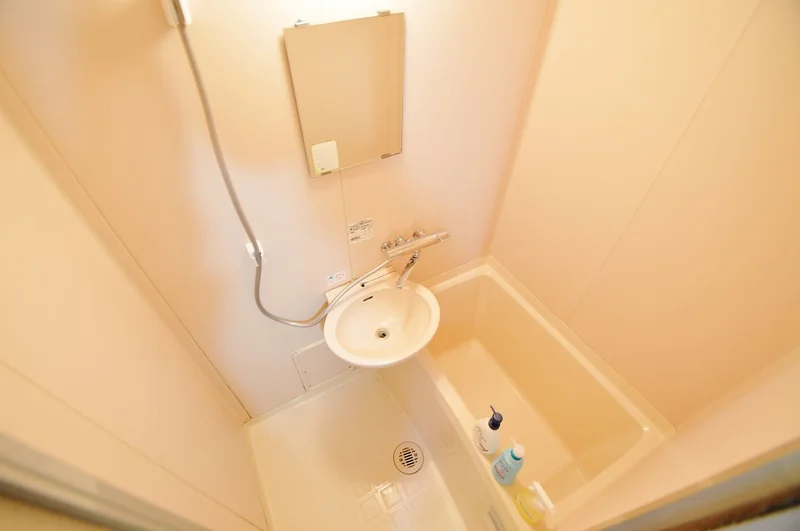 バスルームには便利なサーモスタットも完備しておりますのでお湯とお水で温度を調節して頂く必要もございません！疲れた日には入浴剤でも買ってゆっくり入るものいいですね…。