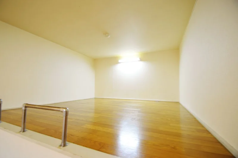 ロフト部分も十分な広さがあり、複数名様でご利用の場合こちらを寝床にしていただいても良いのではないかと思います☆お荷物が多い場合はロフトにおいて頂いてもいいですし、様々な使い方がありますね！他にもいろんな使い方を見つけてみてはどうでしょうか！