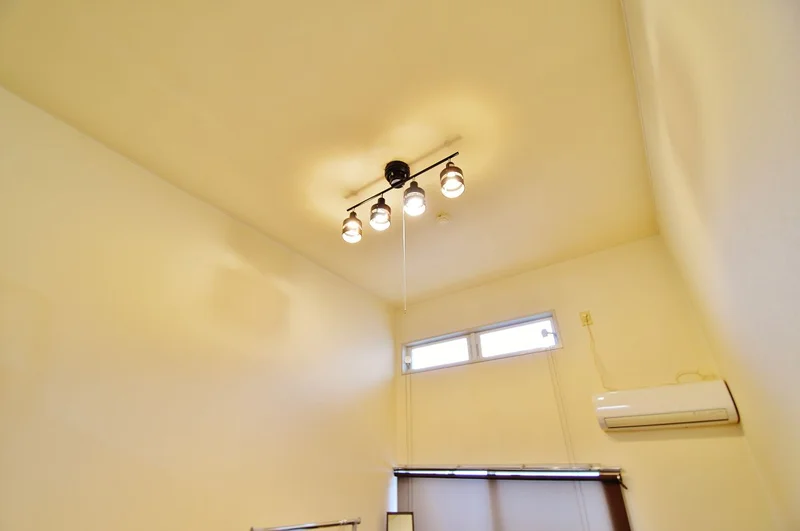 照明もお洒落ですね♪天井が高いので圧迫感もないですし、ゆっくりとおくつろぎいただけるかと思います。マンスリーマンションのいいところは家具家電完備しておりますし、光熱費も基本賃料に含まれておりますのでホテルに比べてお得なお値段でご利用いただけることですよね☆料金等は各お部屋のＨＰをご確認ください！