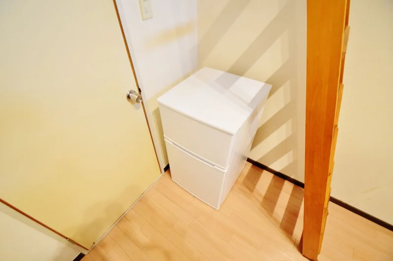 冷蔵庫や炊飯器、ケトルも完備しております！私のようにやかんでお湯を沸かすのがめんどくさい…という方でもケトルがあれば安心ですよね☆笑冷凍庫付きのタイプですので、冷凍食品を買い溜めするのもいいですね＾＾随時ご入居の募集をしております♪