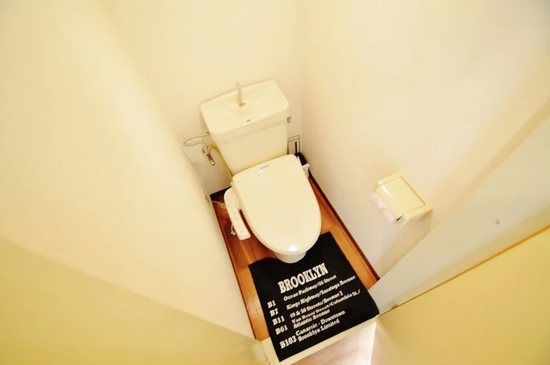 嬉しいウォシュレット、ウォームレット付き。トイレットペーパー、トイレ用洗剤も完備。倉敷ウィークリー人気の1つ。