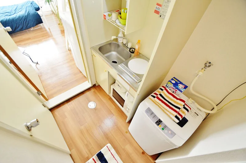 冷蔵庫、電子レンジ、ケトル、食器類、包丁、まな板などの調理器具も完備しております。ホテルと違って自炊できる強みも★