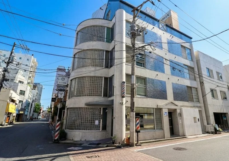 お洒落な外観(^^♪広島の中心地にあるので交通の便も非常に良く、周辺にはコンビニ・飲食店・コインランドリー等、生活される際に助かるお店が多数あり、とても便利な立地です。