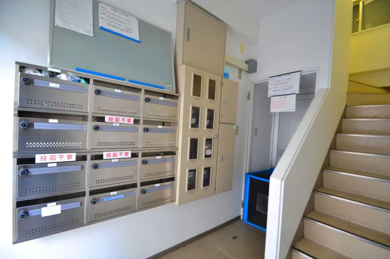 郵便ポストあり！階段での移動となります♪