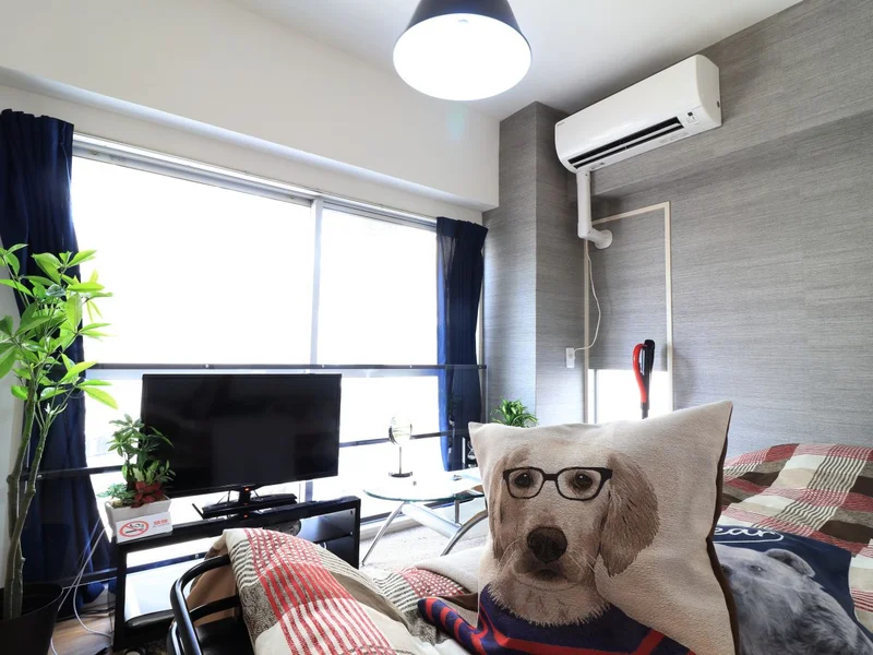 大き目なテレビがあり、ゆっくり寛げる空間となっております。家具家電だけでなく、ティッシュやリセッシュ等もご用意させてもらっているので非常にご満足度高くご利用いただいております！