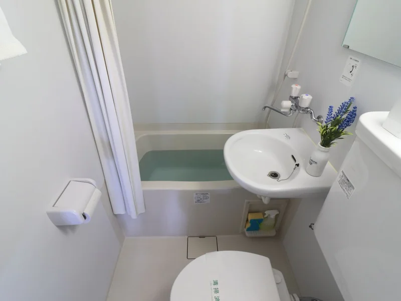 ささっとお風呂を済ませたい方にオススメのユニットバス！シャンプー・ボディーソープなど充実の品ぞろえです♪また、トイレブラシなど他では置いてない備品もご用意しておりますので、短期～長期でお住まいの方にも「あったら助かるものが多い」とご好評いただいております(^^♪