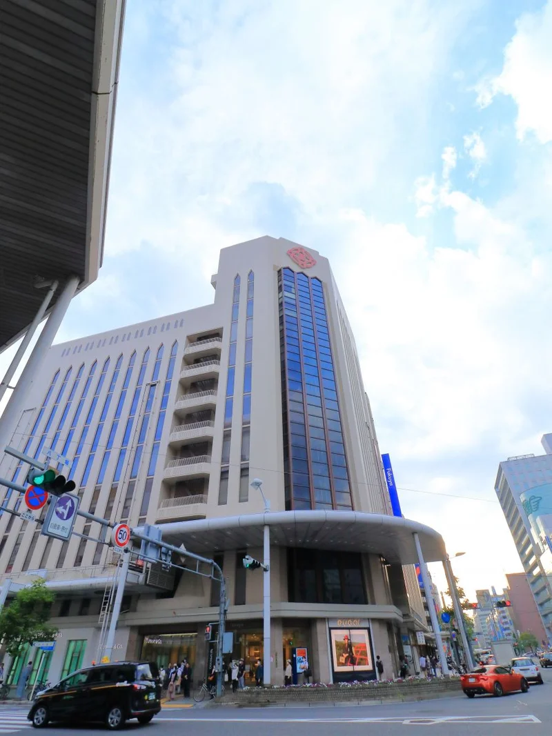 福屋八丁堀本店まで徒歩７分　B1F:食料品フロア　1F:インポートブティック、コスメ等　2F:婦人服、婦人靴等　3F:インポートブティック（メンズ・レディース）等　5F:紳士服、カジュアルウェア等　6F:和洋食器、家庭雑貨等　7F:時計、宝飾品等　8F:ベビー服、マタニティ用品等　9F:レストラン等　10F:レストラン　11F:外科、内科、胃腸科等　12F:美容室サロン等