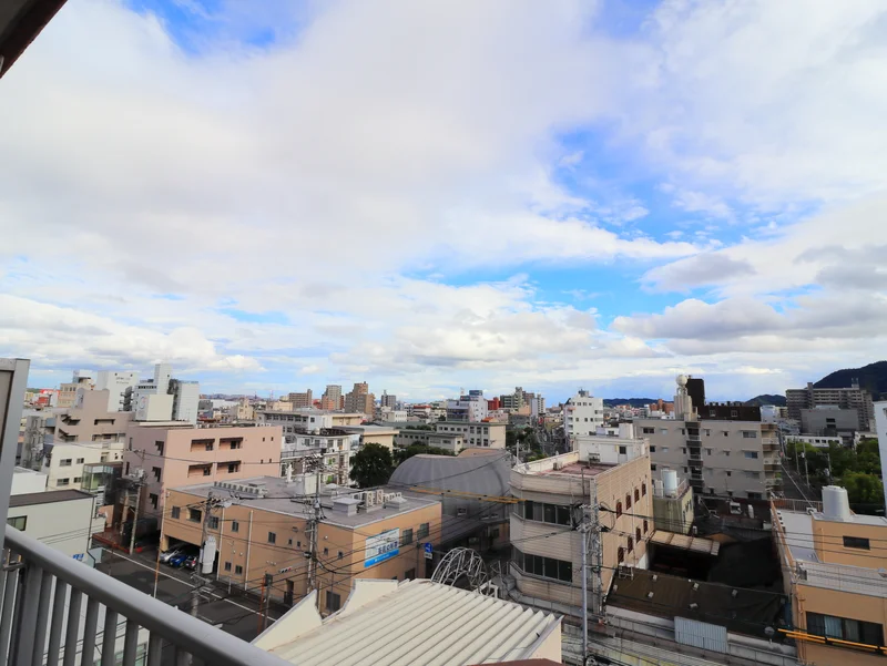 上階なので眺めも日当たりも抜群♪ベランダがございますので天気がいい日は外で洗濯ものが干すことができます(＾＾)時間がある日は日向ぼっこしながらゆっくりした時間を過ごすのも良いかもしれませんね♪