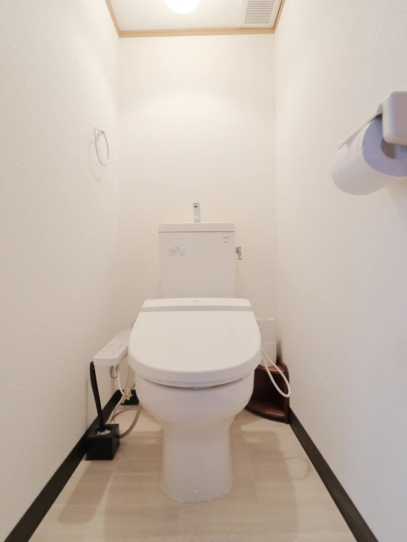 バストイレ別！トイレはなんとウォシュレット付き！トイレットペーパーやトイレブラシ等、他では置いてない備品も沢山ございますので短期～長期でお住まいの方にも「あったら助かるものが多い」と大変ご好評いただいております。