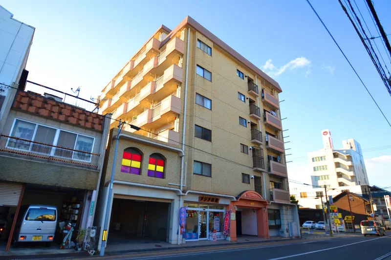 オートロック完備！セキュリティ面も安心できる福山駅まで徒歩9分の駅チカ物件♪徒歩圏内にコンビニや飲食店、ドラッグストアなどがありとても便利な立地です。