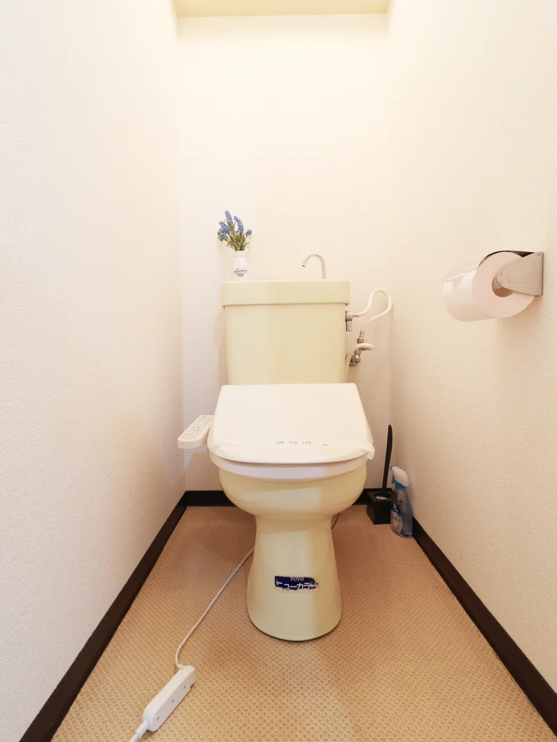 バストイレ別！トイレットペーパーやトイレブラシ等、他では置いてない備品も沢山ございますので短期～長期でお住まいの方にも「あったら助かるものが多い」と大変ご好評いただいております。