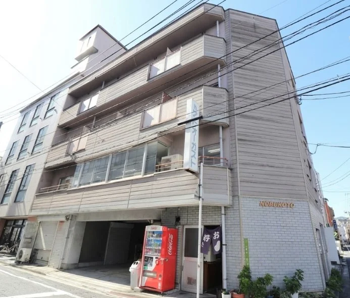 周辺は飲食店やコンビニなどが多く、出張などで外食を主にされる方にはオススメの場所です。