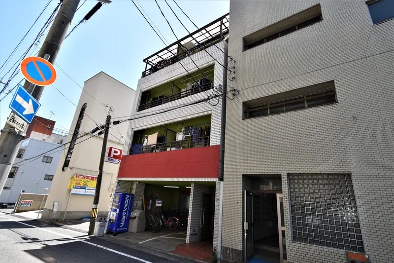 防犯カメラ付敷地内ゴミ箱ありインターネット・ＷＩＦＩ無料！徒歩圏内にコンビニやカフェ、スーパーなど生活をする際に助かるお店が多く、非常に便利な立地となっております。