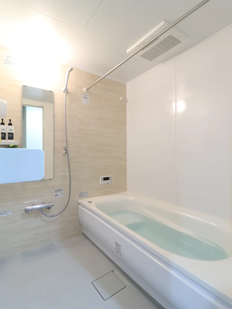 お風呂・トイレ別なので湯舟にゆっくり使って一日の疲れも癒せます♪なんと浴室乾燥暖房機付き！(゜゜)天気など関係なく洗濯ができます！また、シャンプーやボディーソープもご用意させていただいてますので、入居してすぐに入浴いただくことも可能です。