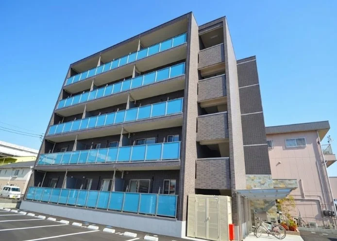 徒歩圏内にゆめタウン福山やコンビニ等があり、お買いものをされる際にとても便利な立地となっております♪また、敷地内に駐車場もありますのでお車でのご利用も可能！！