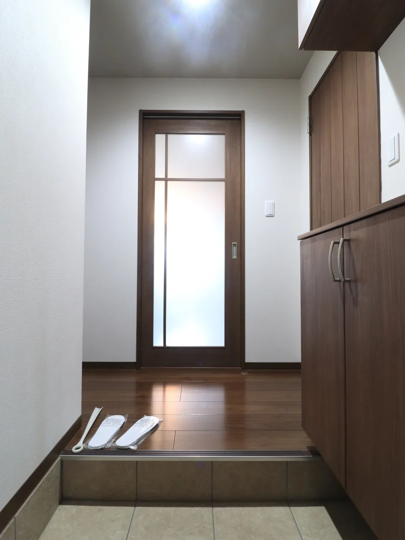 玄関もゆとりのある空間となっております！大きめのシューズBOXもございますので、常に綺麗な状態でお使いいただけます♪