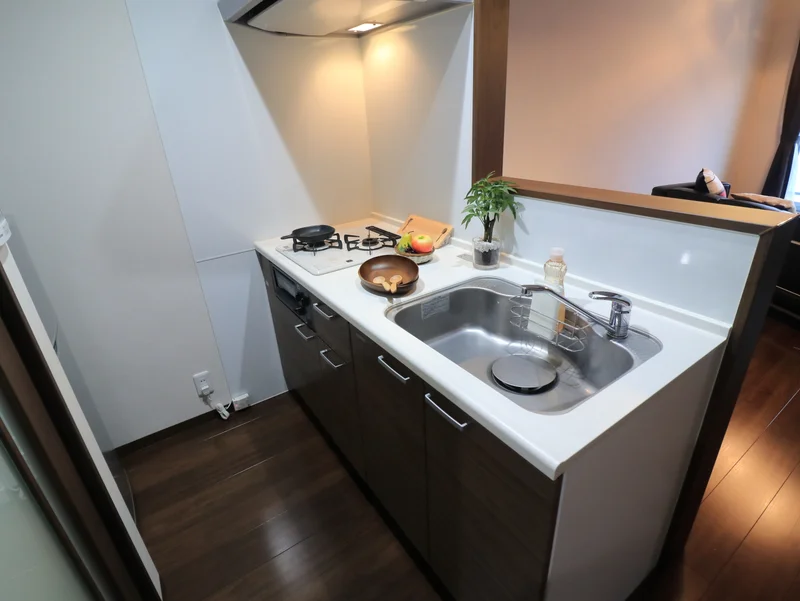 システムキッチンはなんと2口コンロ付き！！自炊を考えている方にオススメです♪また、フライパンなどの調理器具やお皿などもご用意しております！近くにスーパーがございますので買い物されて入居、そのまま調理も可能です(＾＾)/