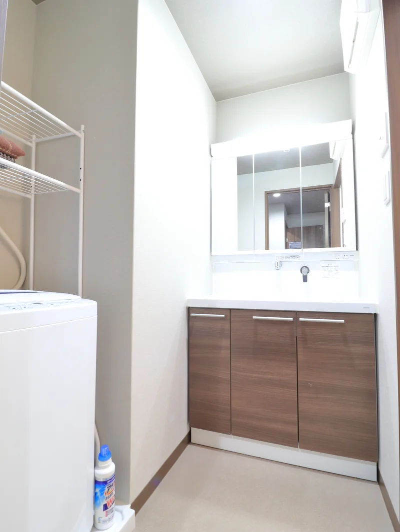 忙しい朝でも余裕をもって身だしなみが整えることができる独立洗面台！歯ブラシやドライヤーなどもご用意させていただいてます(^^♪