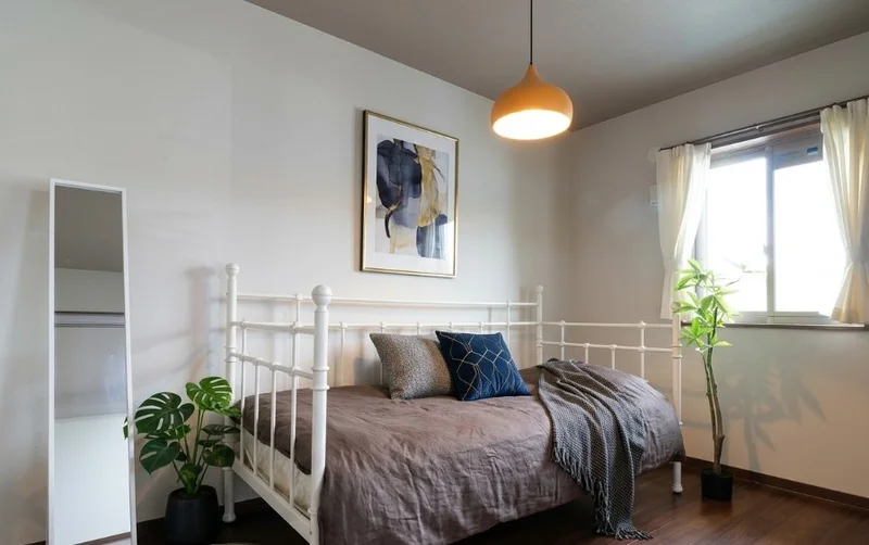 オシャレな寝室♪大き目の窓がございますので自然光で目覚めることができます！全身鏡もご用意しておりますので身なりをすぐ確認できます(^^♪おしゃれさんにはとてもうれしいですね！※植木と額とクッションなどの装飾は写真用です。