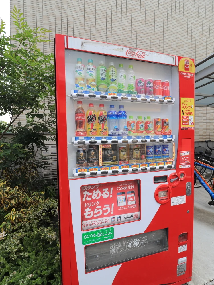 敷地内自販機　コンビニに行かなくても飲み物を買えるので便利！