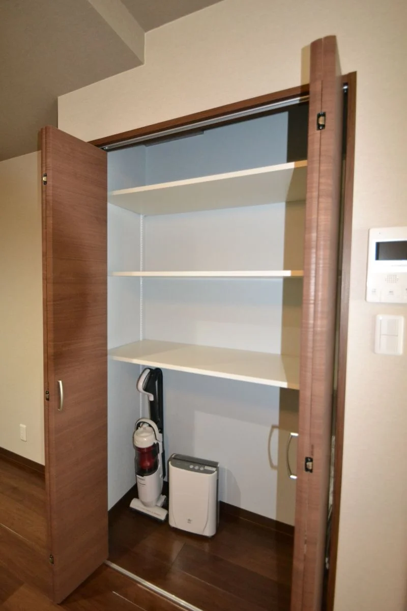 大きなキャリーケースも楽々入る収納スペース付き(^^♪掃除機もございますので、清潔な空間を保っていただくことができます！