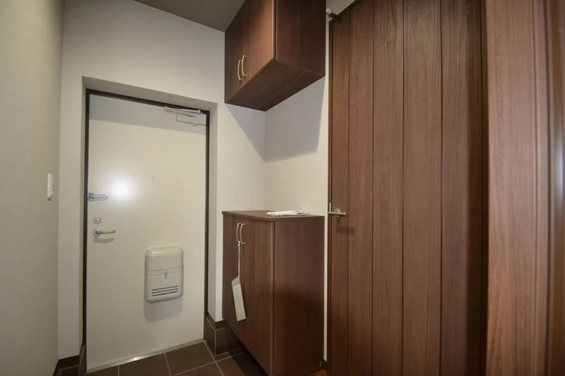 玄関はとても暖かい雰囲気となっております♪シューズボックスが備え付けられておりますので常に綺麗な状態でお使いいただけます(＾＾)