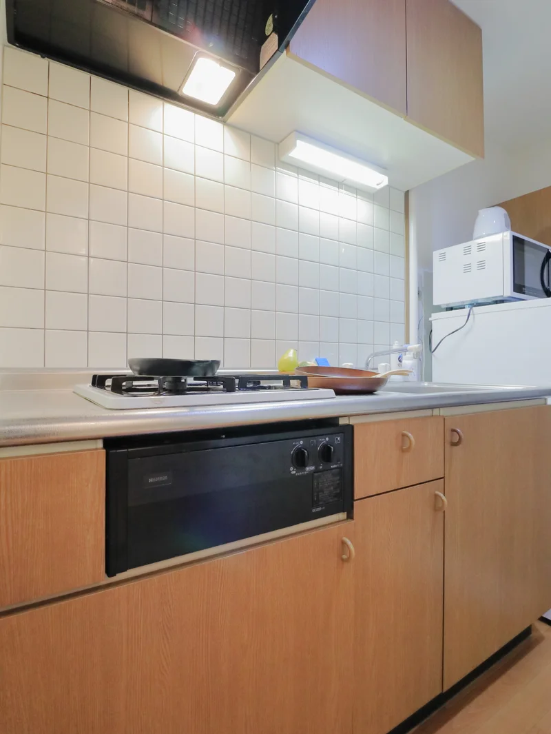 お洒落なシステムキッチン！自炊される方は嬉しい2口ガスコンロです(^^♪フライパンなどの調理器具やお皿、食器用洗剤もご用意させていただいてるので入居してすぐ自炊可能です！お近くにスーパーがございますので食材を購入して入居いただくのもよさそうです！また、室内洗濯機がございますので、天気が悪い日でも洗濯をすることができます♪さらに洗剤もご用意させていただいており、入居即日洗濯可能！