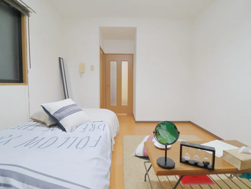 広めの洋室なので、快適です　備品も充実していて　ティッシュやコロコロ、消臭スプレーなどございます