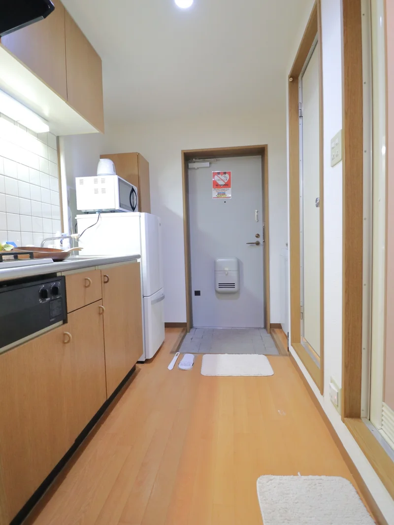 玄関　冷蔵庫や電子レンジなど一人暮らしに必要な家具家電をご用意しております
