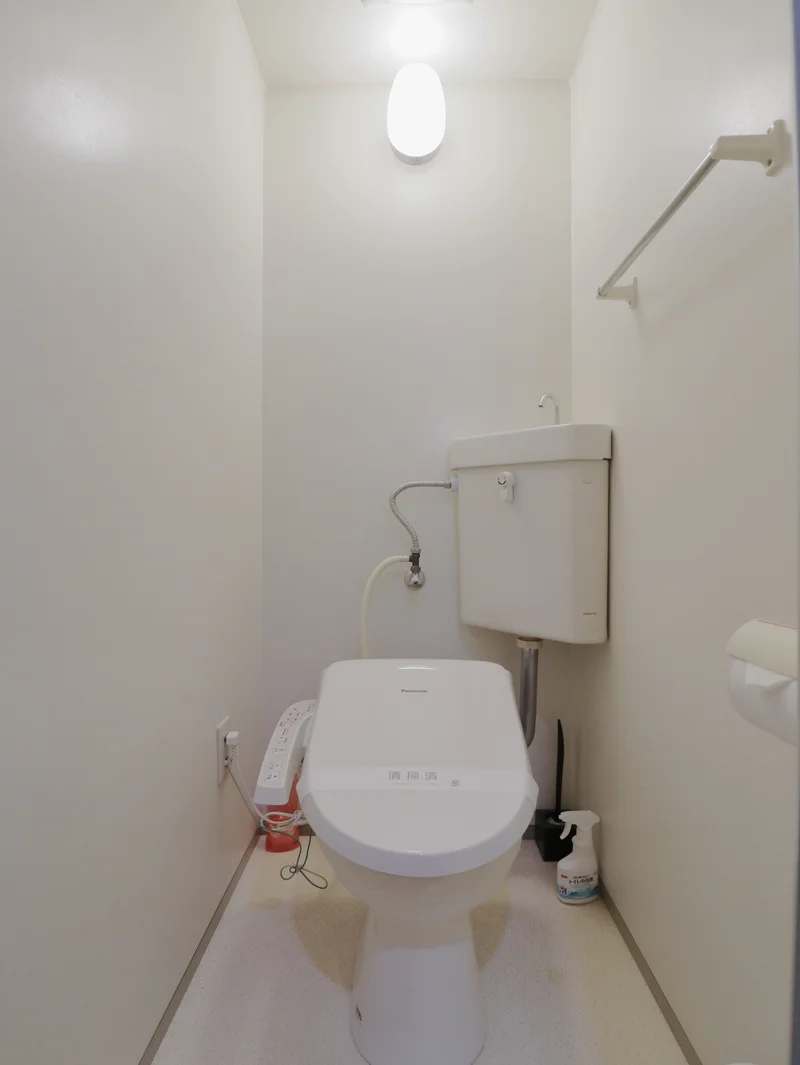 バストイレ別！トイレはなんとウォシュレット付き！トイレットペーパーやトイレブラシ等、他では置いてない備品も沢山ございますので短期～長期でお住まいの方にも「あったら助かるものが多い」と大変ご好評いただいております。