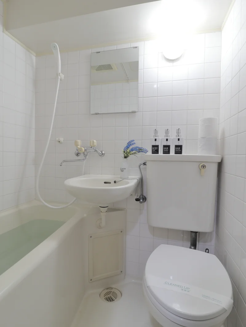 ささっとお風呂を済ませたい方にオススメのユニットバス！シャンプー・ボディーソープなど充実の品ぞろえです♪また、トイレブラシなど他では置いてない備品もご用意しておりますので、短期～長期でお住まいの方にも「あったら助かるものが多い」とご好評いただいております(^^♪