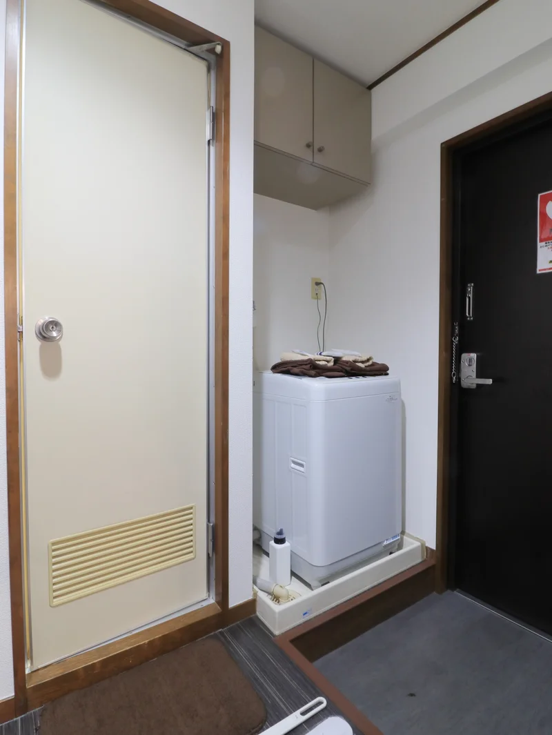 玄関スペース！　広々としていて明るい空間です！　洗濯機があり毎日洗濯していただけるので　長期の滞在でも衣類など清潔に保っていただけます！　冷蔵庫や電子レンジなど　一人暮らしに必要な家電もそろっているので安心！