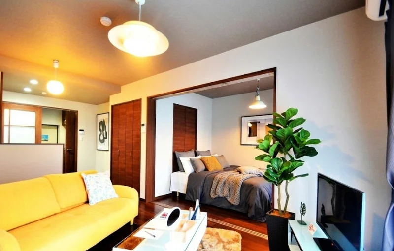 １LDKの広々空間で　JFEや工事関係者などにもご満足いただける広々空間！※植木と額とクッションなどの装飾は写真用です。