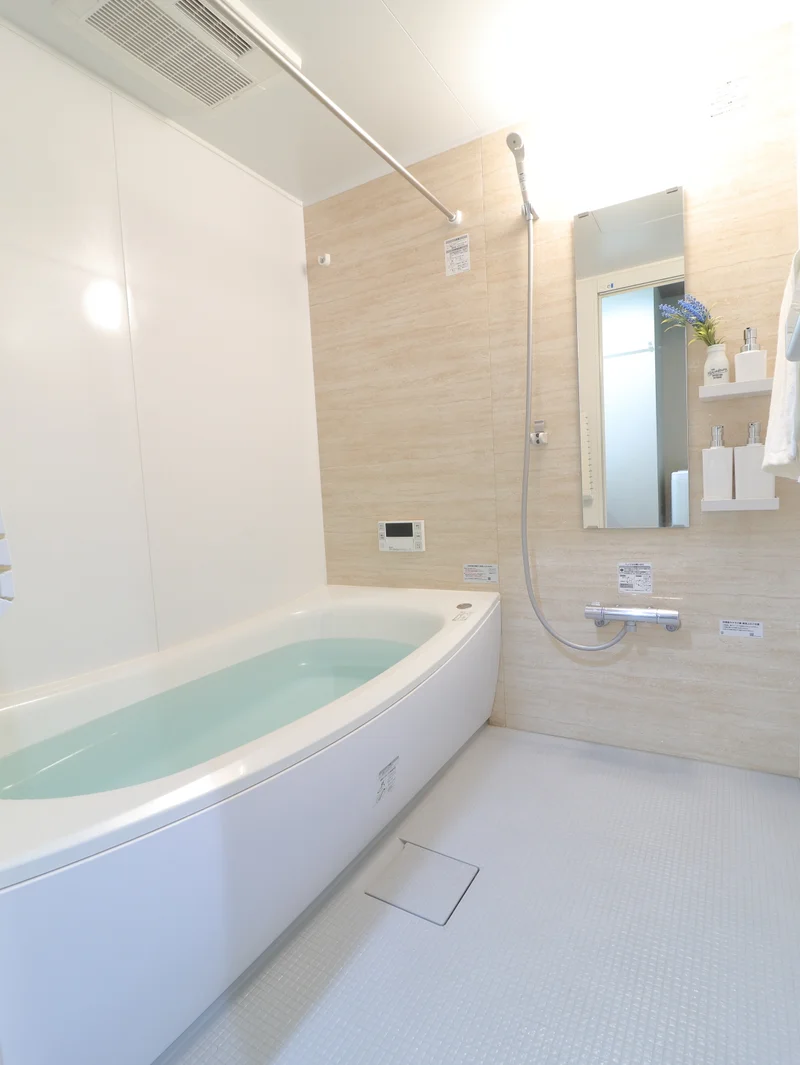 バストイレ別！シャンプーやボディーソープをご用意させていただいてるので入居してすぐ湯舟に浸かって疲れを癒すことができます！更に浴室乾燥機付き♪天気が悪い日でも洗濯ものを干すことができるなんて助かりますね(^^♪